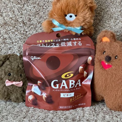 むーちゃんです！

グレ君が作業しながらパクりと食べてたチョコ、むーちゃんは見逃さないのです！むーちゃんも！と言ったら、「お子さま達は こっちね」ってチロルチョコ貰ったです！

ストレスって何ですかね？
チロルチョコはおいしいです！