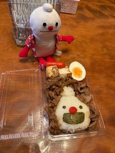 煉獄さんの牛鍋弁当風にノンノンが何故かぶち込まれた不思議な弁当🍱
しかも豚丼。