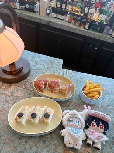高級ホテルのカフェでランチ