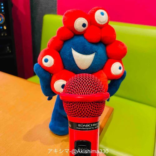 ミャクミャク カラオケだよ マイクと色似てるね