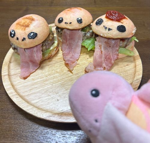 ベロリンガハンバーガーを作成
なんか呪われそうな面