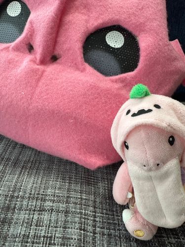 ハッピーハロウィン🎃
トレーナーは本気で隣の生首を被って外に出るらしい。舌をどこへやったの。