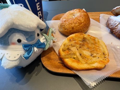 れもみちゃんのおともだちのすずらんです！
今日はおひるごはんにパンをたくさんたべたみたい！