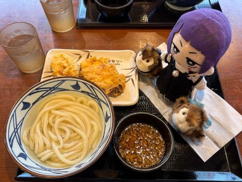 🎸「きょう、かまあげうどん、はんがくなんだって！！😳」
🦉「半額なんて凄いですね。スノウも連れてくれば良かったのですが…。」
🐤「うどんもあげものも、とてもおいしかった！…のです😆」