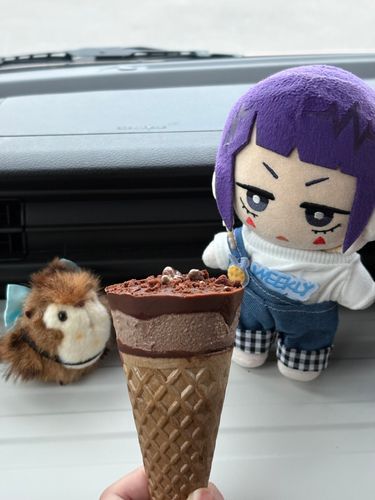 🎸「きょうから、またあついんだって！？
ほんと、いやになるよ…🥵
こういうときにたべる、あいすってかくべつだよね💖」