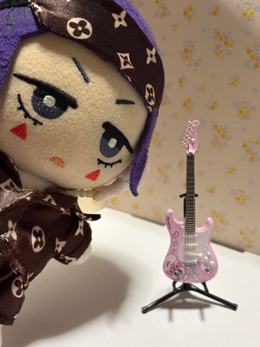 🎸「ぬしが、ぎたーかってくれたんだ✨
きゃらくたーもかわいくて、かなりろっく！なぎたー、うれしいよ😆
だいじにするね👍」