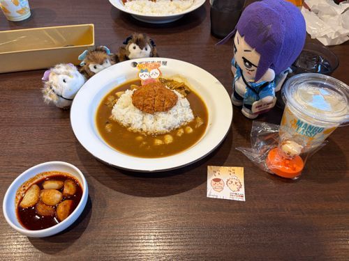 🎸「ここいち！のちいかわこらぼめにゅー、たべにきたよ✨
ぬしはしーさー、がさいおしなんだけど、すてっかーはじびき！ふぃぎゅあはぬしのははがあてたから、こうかんしてもらってたよ😆
しーさーてにはいってよかったね🎉✨」