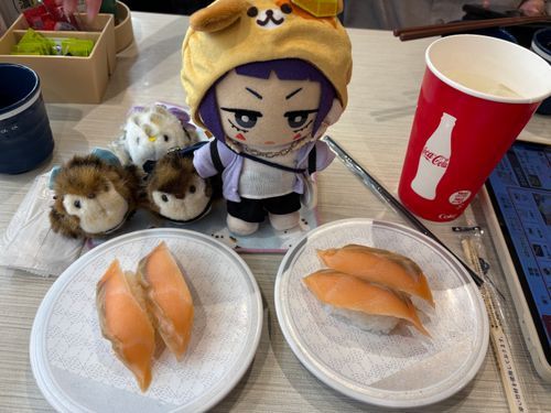 🎸「ぬしのともだちと、おすしたべにきたよ🍣
あかるくて、やさしいひとだからけっこうすきだよ😉」
🦉「初めてお会いしましたが、私達を見ても引いたりしないのは嬉しいですね。」
🐤「おすし！おごってくれたんだよ✨ほんとうありがとう！…なのです😆」
🐦「…………ありがとう。」
