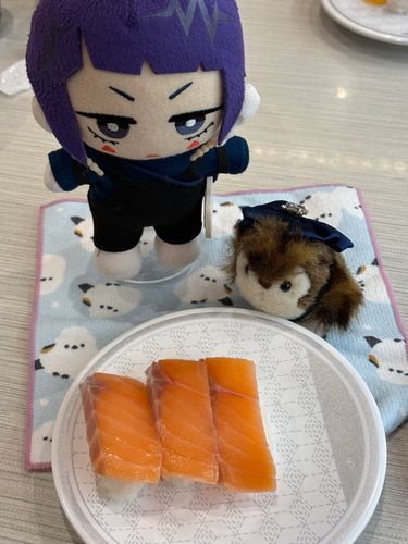 🎸「ぬしも、ぬしのははも、はまずしほんとすきだよねー🍣
おいしいし、やすいからかよいやすいよね✨」
🦉「鮮度も抜群で美味しいですよね。私はサーモン好きですよ。」
