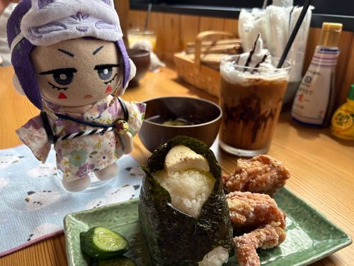 🎸「きょう、ぬいかつともだちとらんちいったんだ✨
このおにぎりすごくない!?でかいし、まんぞくかんあってさいこうだったよ😳
からあげも、あつあつでじゅーしーでおいしかったよ🥩」