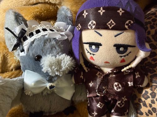🦇「じろちゃんとツーショット撮ったんだ〜✨
シルビア達可愛く撮れてるでしょ〜🤍」
🎸「しょたいめん!だけどきょりがちかいし、ウチとおおきさほぼいっしょでびっくりだよ…🫢」
