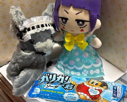 🎸「ぬしが、ろーそんのきゃんぺーんであてた!がりがりくん!おすそわけしてくれたよ✨」
🦇「わーい!シルビア、アイス食べるの初めてだから楽しみ〜🤍」
🎸「そうなんだ!よかったじゃん😆(まえのぬしからもらえなかったのか、きになるけど、きかないほうがいいよね…)」