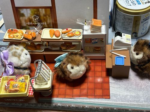 🦉「パン屋ごっこ、案外楽しいですね。レジが外にあるのが不服ですが…。」
🐤「せっきゃく、ほじゅうはまかせて!…なのです👍…あ、つまみぐいはぜったいしないのです!😰」
🐦「…………楽しい。」