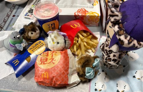 🎸「つきみばーがーのきせつがまたやってきたね✨
ぬしは、ちーずつきみがすきみたい🍔
ウチは、つきみぱいがあまくて美味しくてろっく!だったから、かなりおきにいりだよ🤤」