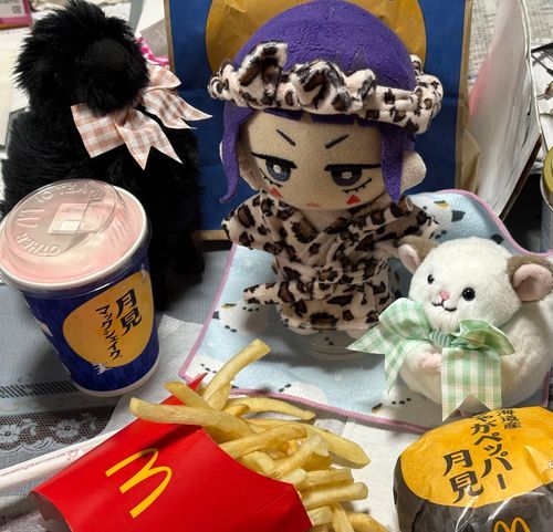 🎸「じゃがぺっぱーつきみ！こしょうがきいてるうえ、すごいじゃがいもが、ごろごろはいっててろっく！なあじだったよ✨
つきみばーがーって、どれもおいしくて、ろっく！だからすきなんだよね〜🌕」
