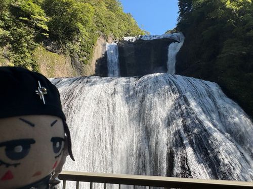 🎸「ふくろだのたき！きたよ！！
おともでかいし、はくりょくすごくて、かなりろっく！！だったよ✨
みずしぶきもとんできて、びしょびしょになったんだよね🤣」