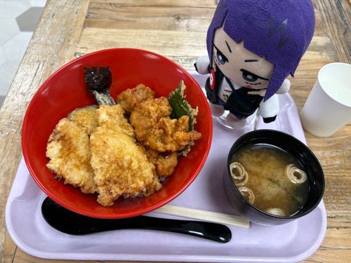 🎸「とりのてんどん！たべたよ😆
あつあつでさくさく、おにくがやわらかくてすごいたべやすかった🥩
また、たべたいな✨」