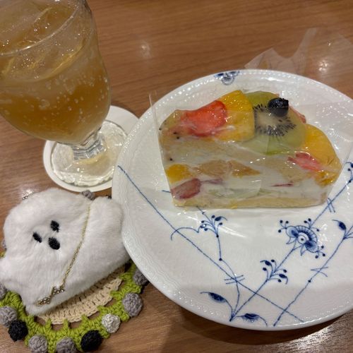 くだもの　たくさんの　けーき！
きれいで　とってもおいしかった！
ちょっとだけ　よーぐるとふうみ？
さっぱりしてて　すき！