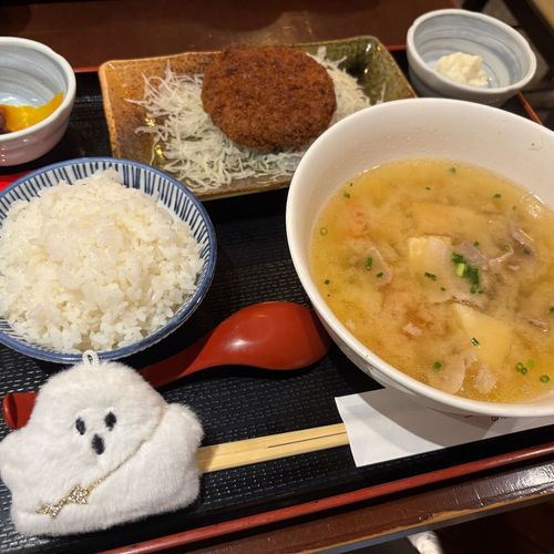 とある　いざかやさんの　おひるごはん！
とんじるていしょくを　たのんだら　よそうより　すごくおおきくて　びっくりしちゃった！