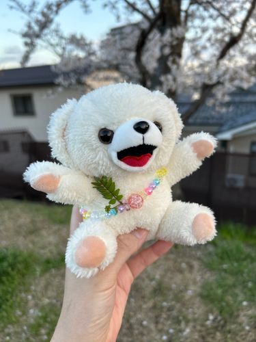 これは歳末助けあい運動の
赤井羽根じゃなくて、
『春はおじゃこと炊いてほしい
山椒の新芽運動』の青い羽根だよ
（うそぴょん）