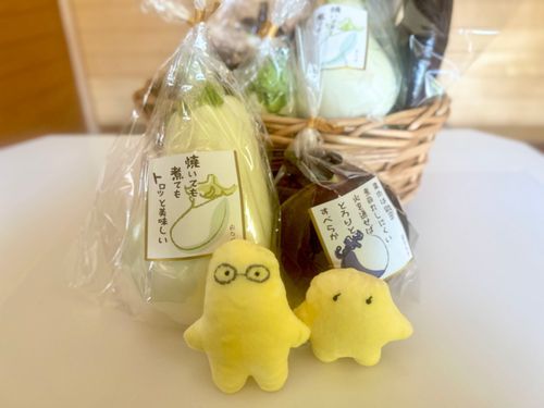 本日採れたての茄子たちと干し芋妖精
この後直売所に卸に行きます。

どの茄子も新鮮で美味しいです🤤
