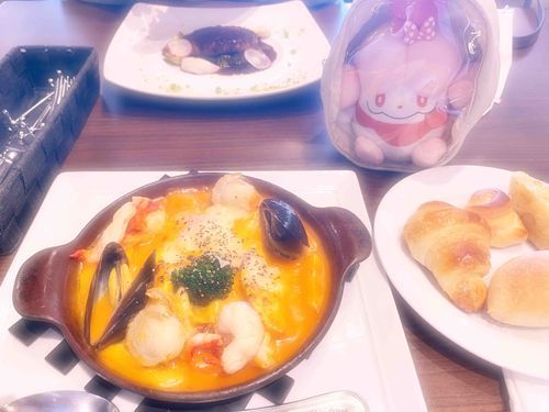 あまみとシーフードとイセエビソースのペンネリガーテグラタンデュガスチーズ添え