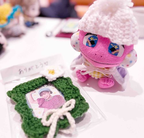 おともだちが作ってくれたニット帽とトレカケース♡🌼