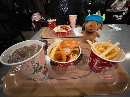 ハンバーガーが埋まっているのは初めて見ました！！
ボリューミーでした。