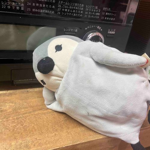 お母さんがご飯作ってる所を生意気に見るぺんこ。