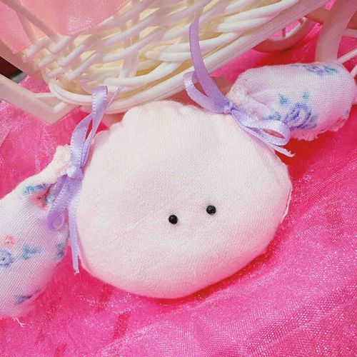 ぴっぷぅは
うまく眠れなかった思考の残骸

やさしさの形をしているのに
触ると少しだけ痛い

どこにも行けなかった感情が
そのまま歩いてい

ほっぺにおやつのカスもつける