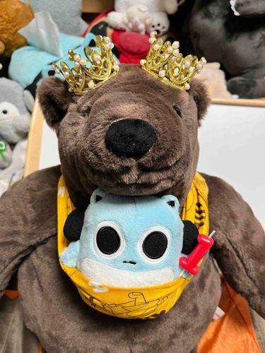 ことしはじめてのたんじょうびはくまじろうだったよ🐻
おうかんはおっきいから2つかぶせたよ👑
１さいおめでとう🥳🎊