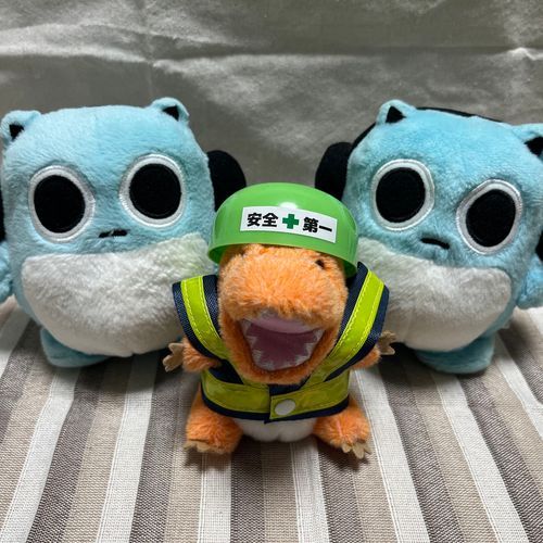 アニキがひさしぶりにガチャガチャやってきたんだって✨✨
さぎょうふくとハンバーガーのリュックもらったよ👷🍔