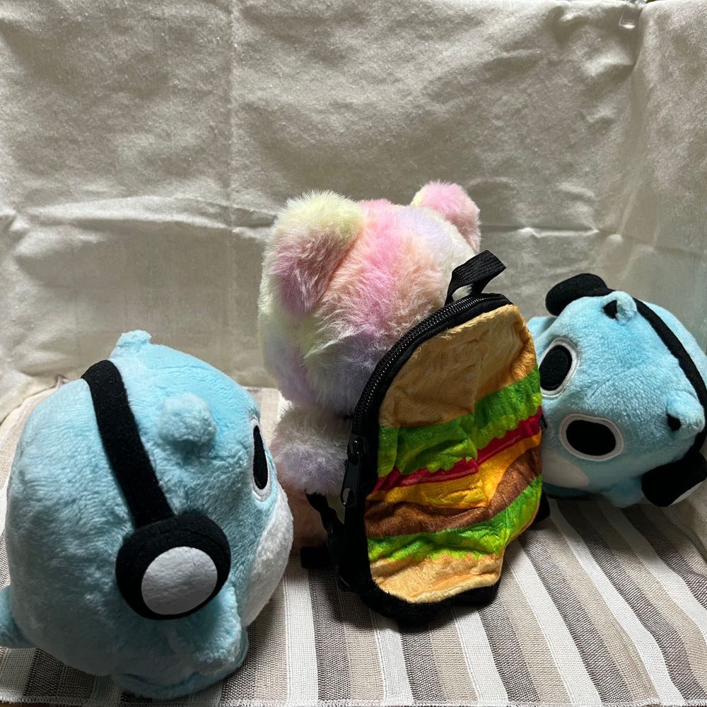 アニキがひさしぶりにガチャガチャやってきたんだって✨✨
さぎょうふくとハンバーガーのリュックもらったよ👷🍔