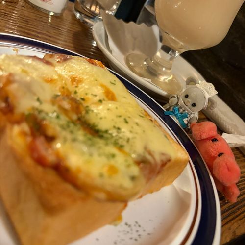 喫茶店のピザトースト、おいしくてしあわせだね〜