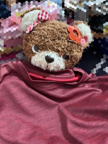 🧸ナッツです！ きょうは ままのおしごとのおようふくを かったよ～！
ほんとはもっと ふかくていいあかいろなんだけど ひかりのかんけいで うまくでないね‪‪💦‬