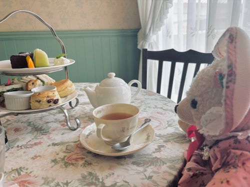 🧸もこ、おいしいお紅茶とお菓子 だいすきなの！ままの おたんじょうびの まえいわいなんだって！