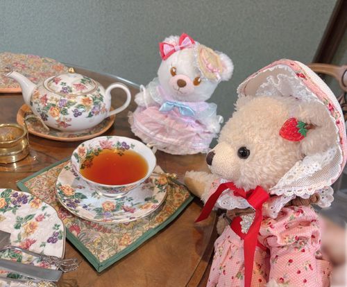 🧸🎀もこです！きょうは メルティちゃんと ままと ずっときになっていた おしゃれなカフェで おちゃしたよ！とっても いいかおりとおあじの おこうちゃでした！

