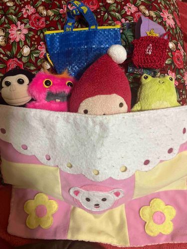 おやす〜♡あしたもおしごとついていってくる。おかあさんがんばるなあ。おうえん！おうえん！あしたのじゅんびかばんよういしたらもーさんほめられたよ。