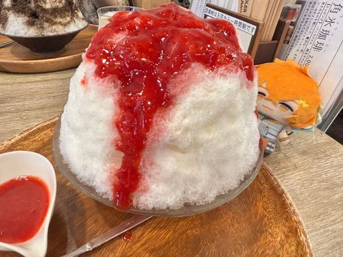 特大かき氷に驚くぱぺ
