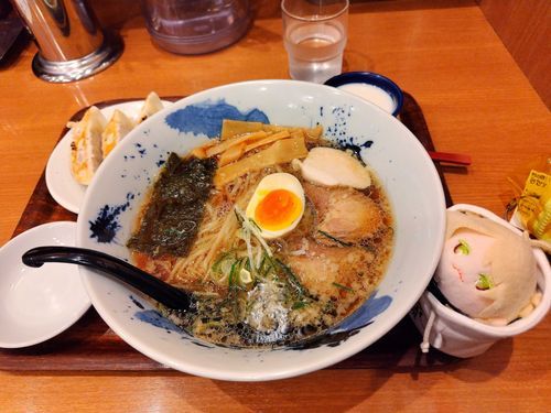 🌱主のおきにいりのラーメンやにゃ！オレもここのチャーシューはおきにいりだにゃ！
とうぜん、1まいはオレの、にゃ！