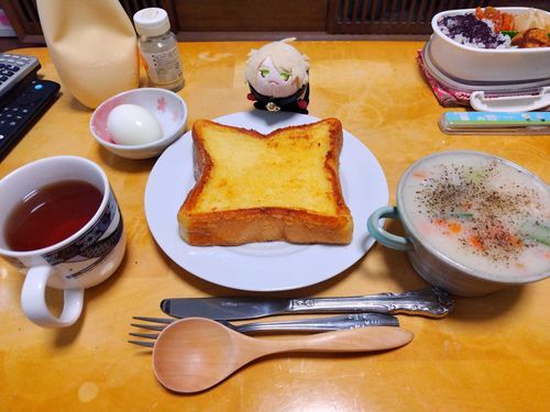 ☘️主のあさごはん、にゃ。なんかキャンペーンでアイスたくさんかったからって、バニラアイスでフレンチトーストつくってた、にゃ。タンパクしつは…ゆでたまご。まあ…いいか、にゃ。