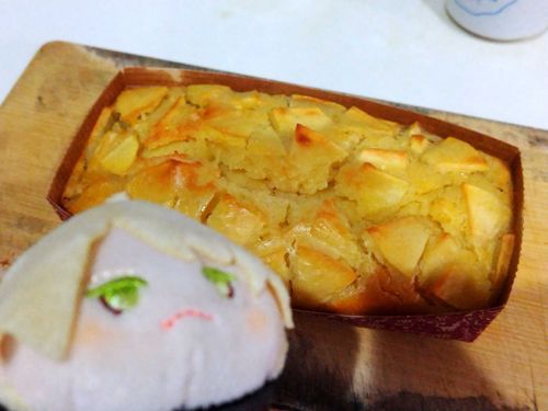 🐾主がたくさんかったのむヨーグルトでリンゴのパウンドケーキやいたにゃ！はやくたべたい、にゃ！