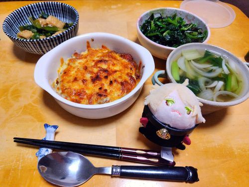 ☘️きょうの主のゆうはん、にゃ！
主がつくったミートソースでつくったミートドリア…おいしそうだけど、あつあつだにゃ〜