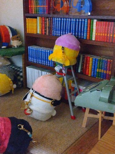 🐣🐱じしん、びっくりしたけど、ちいさいはちすかはきゃたつからおちなかったにゃ！
