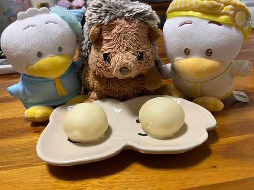まろです🦔
これはホワイトチョコでコーティングされた和菓子🍡僕の隣に居るのは、あひるのペックル🦆水色はみずぺ、黄色の子はきっぺというお名前❤️