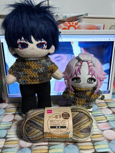 昨日はダイソーのリサイクルポリエステル毛糸 サバンナでお揃いぬいセーターを編んだ🧶
編み方を変えてみたら編目もオシャになって良き🙆‍♀️
豹馬くんより茶々丸ちゃの方が小柄なので編む段数少なくて楽☺️