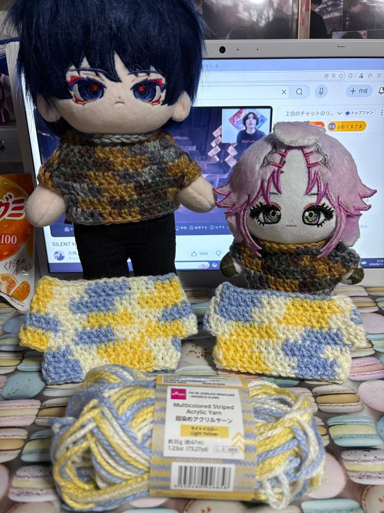 タートルネックぬいセーター12色目🧶🪡
使った毛糸:ダイソー 段染めアクリルヤーン ライトイエロー
編み方変えてからセーターらしい鎖柄がはっきり見えて良き🙆♀️
段も見やすくなったのでカウンター使わなくても何段目編んでるかとすぐ分かるようになったのもでかい
とても助かり(*˘︶˘*)