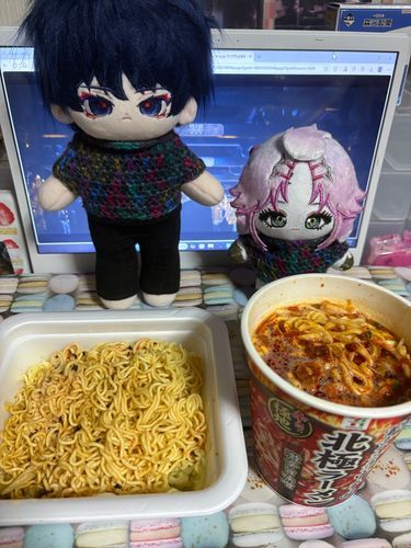 今日1日の飯なのでこの時間に食べてもセーフと思ってる顔☺️