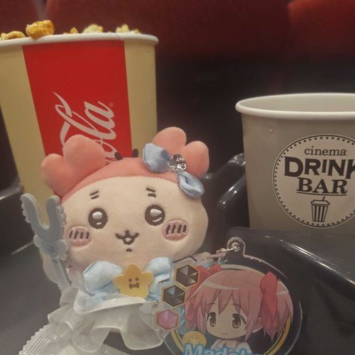 今日は魔法少女姿で映画を見に来たの
ポップコーンいらないくらい夢中になれる映画だったよ
長い間待ってよかったね