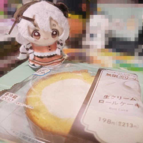 ハロウィンだし、月末だし、頑張ったご褒美にコンビニのスイーツを買ってくれたのです！
チーズじゃないけど、このクリームもなかなか美味しいのです